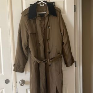 Like new worn once size 40 regular men’s trenchcoat Brown in color
